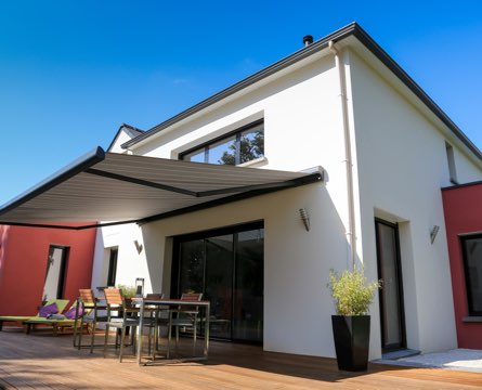 Maison moderne, extérieur aménagé : store, terrasse bois